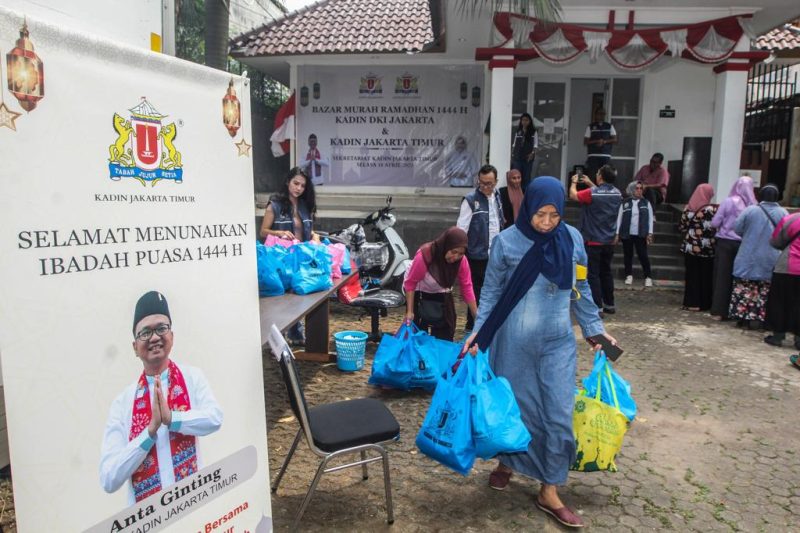 Kadin Jaktim gelar bazar murah paket sembako di Kantor Kadin Jaktim di Jalan Otto Iskandar Dinata (Otista) dalam rangka menyambut Lebaran 2023.