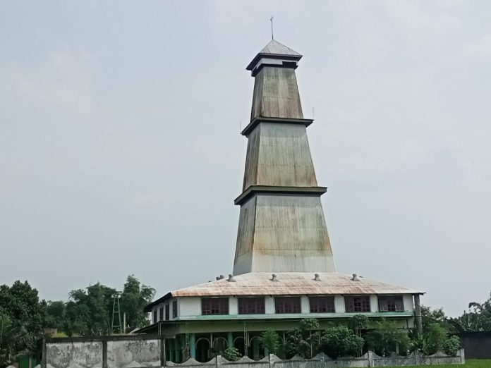 potret Masjid jami Ki Buyut Lankay seperti cerobong pabrik menaranya. Foto : Fio Atmaja