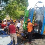 Satu Korban Tewas Dalam Kecelakaan Truk Muatan Pupuk Yang Menimpa Motor dan Mobil di Mojokerto
