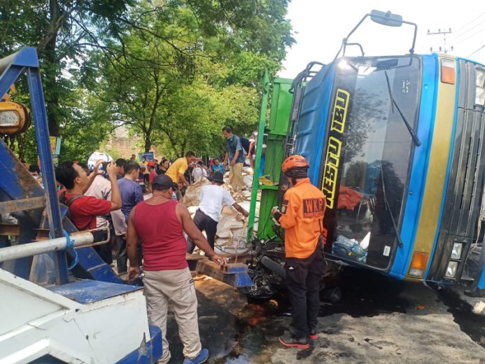 Satu Korban Tewas Dalam Kecelakaan Truk Muatan Pupuk Yang Menimpa Motor dan Mobil di Mojokerto