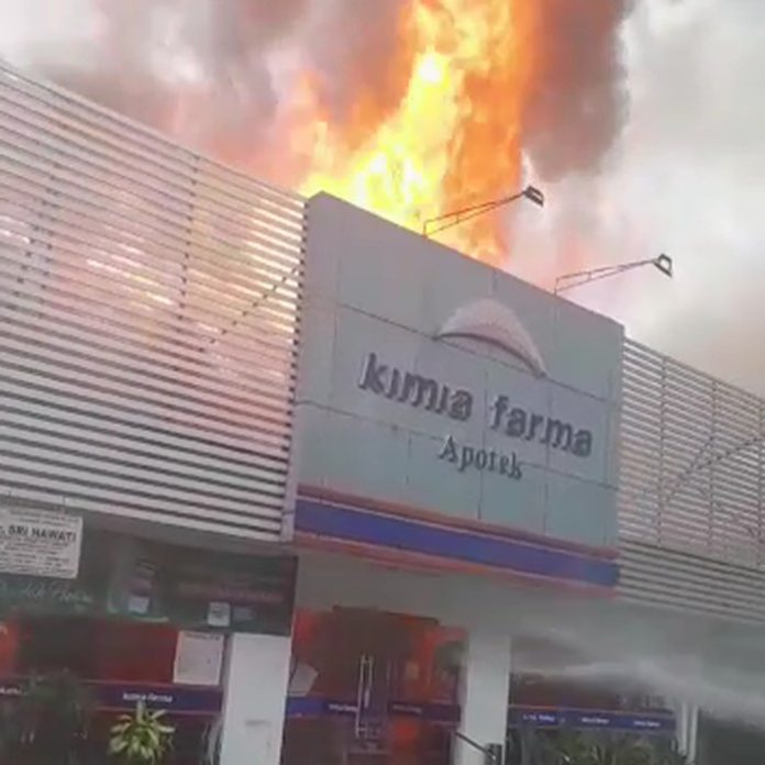 Apotek Kimia Farma di Jalan Diponegoro Surabaya Terbakar