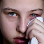 ilustrasi mata merah akibat mengucek mata