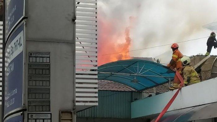 Apotek Kimia Farma di Jalan Diponegoro Surabaya Terbakar