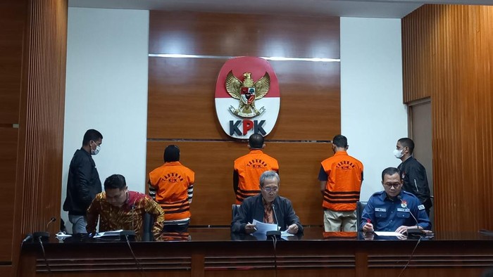 Komisi Pemberantasan Korupsi (KPK) hadirkan Bupati Kepulauan Meranti Muhammad Adil (tengah belakang) dan dua tersangka lainnya dalam konferensi pers di Gedung Merah Putih KPK, Jakarta Selatan (7/4/2023)