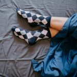 ilustrasi pakai kaus kaki saat tidur