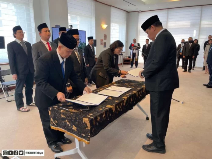 Pelantikan anggota Panitia Pengawas Pemilihan Umum Luar Negeri (Panwaslu LN) oleh Badan Pengawas Pemilihan Umum (Bawaslu) di kantor KBRI Tokyo (28/4/2023).