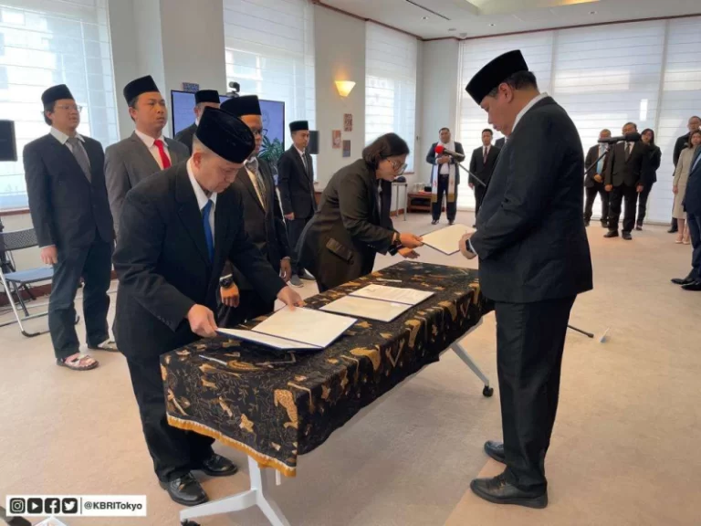 Pelantikan anggota Panitia Pengawas Pemilihan Umum Luar Negeri (Panwaslu LN) oleh Badan Pengawas Pemilihan Umum (Bawaslu) di kantor KBRI Tokyo (28/4/2023).