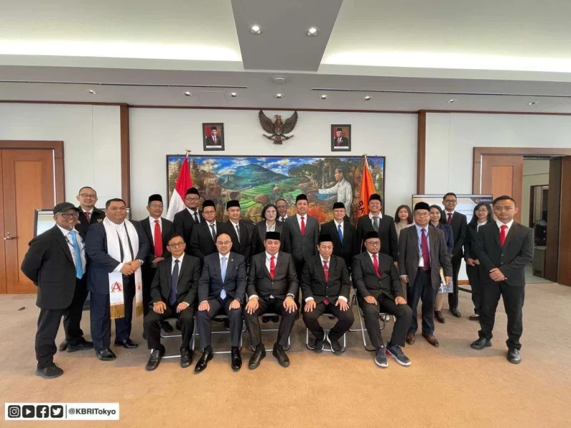 Pelantikan anggota Panitia Pengawas Pemilihan Umum Luar Negeri (Panwaslu LN) oleh Badan Pengawas Pemilihan Umum (Bawaslu) di kantor KBRI Tokyo (28/4/2023).