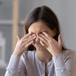 ilustrasi mengucek mata