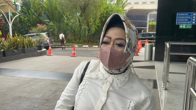 Kepala Dinas Kesehatan (Kadinkes) Lampung, Reihana tiba di Gedung Merah Putih KPK, Jakarta (8/5/2023).