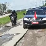 Presiden Jokowi Tinjau Jalan Rusak di Lampung, Mobil RI 1 sampai Nyangkut serta Zigzag.