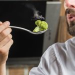 ilustrasi meniup makanan panas