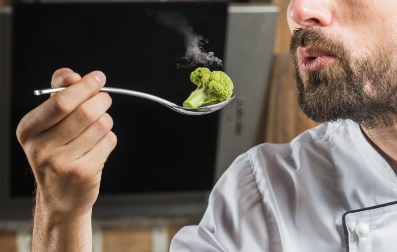 ilustrasi meniup makanan panas