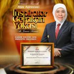 Gubernur Khofifah Raih Penghargaan Inspirator Gerakan Vokasi Jatim dari Kadin