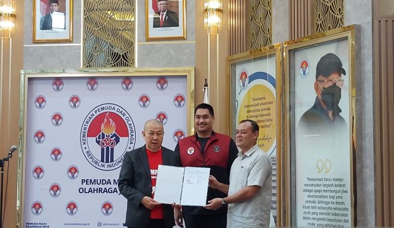 Penandatangana kerja sama antara PP Perbasi dan Kemenpora terkait penyelenggaraan FIBA World Cup 2023 yang dilaksanakan di Gedung Kemenpora Jakarta (24/5/2023).