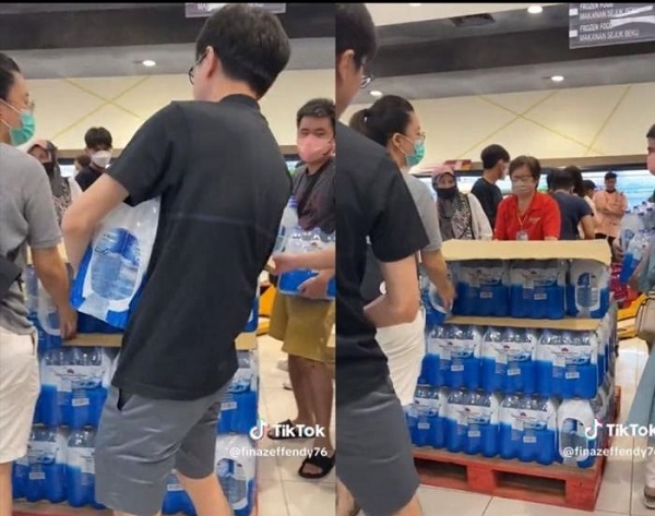 Malaysia Panic Buying Air Minum
