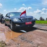 Presiden Joko Widodo melintasi jalanan rusak dalam kunjungannya ke Provinsi Lampung (5/5/2023).