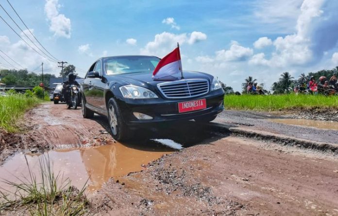 Presiden Joko Widodo melintasi jalanan rusak dalam kunjungannya ke Provinsi Lampung (5/5/2023).