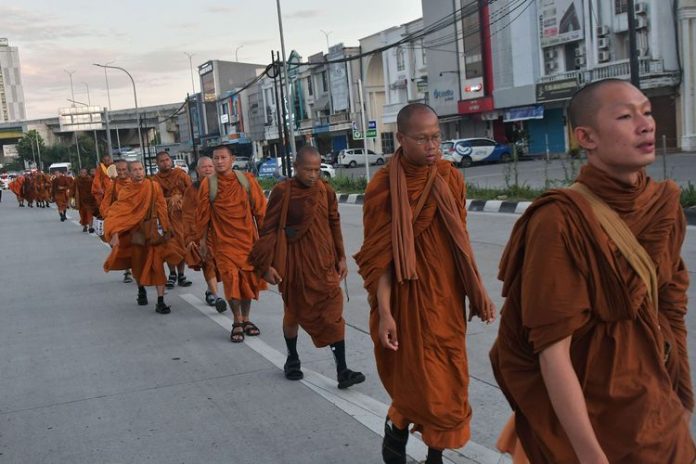 32 Biksu Jalan Kaki dari Thailand ke Borobudur