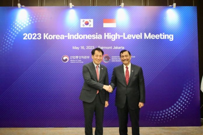 Menko Bidang Kemaritiman dan Investasi, Luhut B. Pandjaitan melakukan pertemuan dengan Wakil Menteri Perdagangan, Industri, dan Energi Republik Korea Jang Young Jin, di Jakarta (16/5/2023)