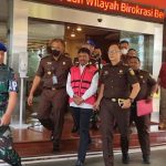 Menkominfo Johnny G Plate mengenakan rompi tahanan khas Kejagung berwarna pink di Lobi Gedung Bundar Kejagung, Jakarta (17/5/2023).
