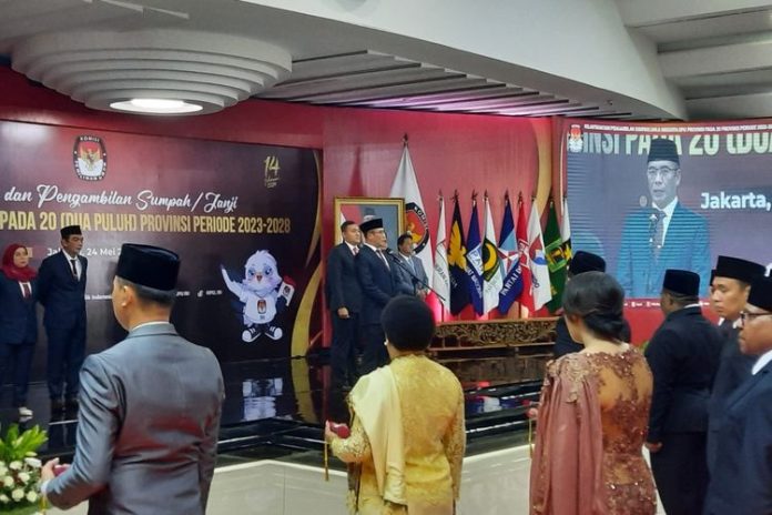 Komisi Pemilihan Umum (KPU) resmi melantik 106 anggota KPU dari 20 provinsi di Indonesia untuk periode 2023-2028.