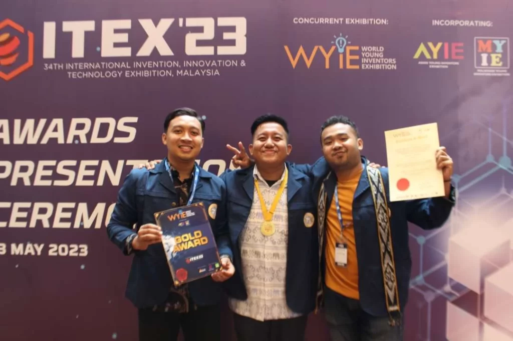 Tim mahasiswa Unair Surabaya berhasil meraih prestasi di kompetisi peneliti muda internasional, Raih Gold Award di Ajang World Youth International Exhibition di Malaysia. 
