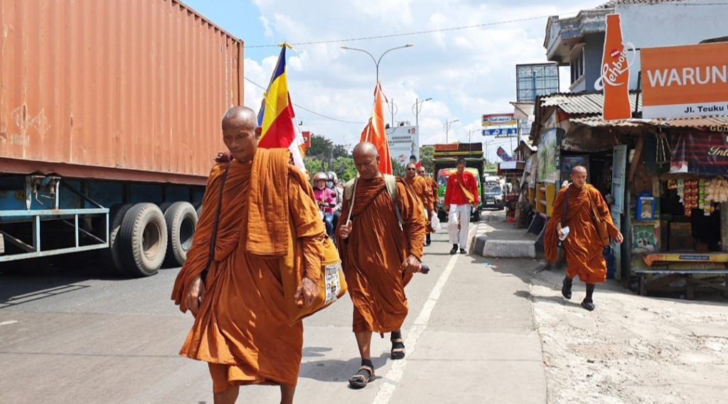 Sebanyak 32 Bhanteatau Biksu yang melaksanakan ritual Thudong dari Thailand ke Candi Borobudur
