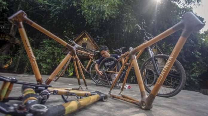 proses pembuatan sepeda bambu