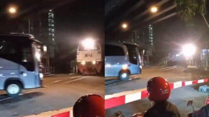 Bus TNI AL Terobos Palang Pintu Rel Kereta Api