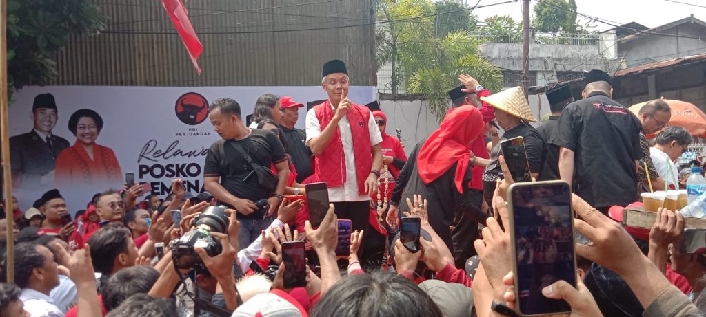 Moment Ganjar Pranowo Saat Sapa Warga Surabaya