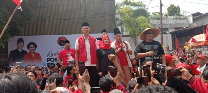 Moment Ganjar Pranowo Saat Sapa Warga Surabaya