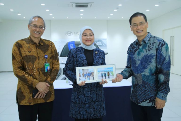 Menaker Ida Fauziyah menyambangi pabrik Hyundai Motor Manufacturing di Bekasi, Jawa Barat (11/5/2023).
