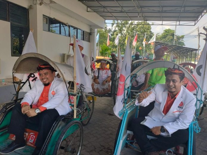 PKS Konvoi Becak Saat Daftarkan Bacaleg ke KPU Kota Surabaya
