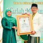 Gubernur Khofifah Serahkan Penghargaan Jerbasuki Mawa Beya Pada Gubernur  Ridwan Kamil