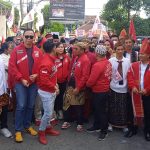 Bergaya Nyentrik DPD PSI Daftarkan Bacaleg Ke KPU Surabaya