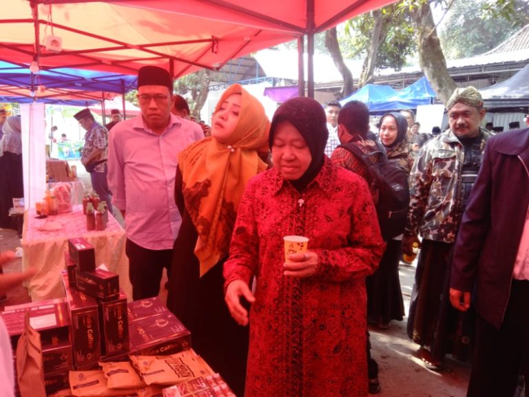 Hadiri Ulang Tahun Komunitas Terong Gongsong ke 14 di Mojokerto, Mensos Puji Produk UMKM Karya Santri