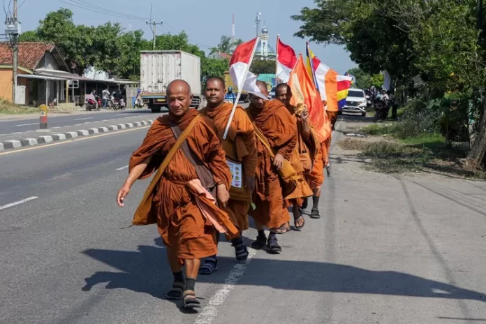 Sebanyak 32 Bhanteatau Biksu yang melaksanakan ritual Thudong dari Thailand ke Candi Borobudur