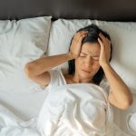ilustrasi sakit kepala saat bangun tidur
