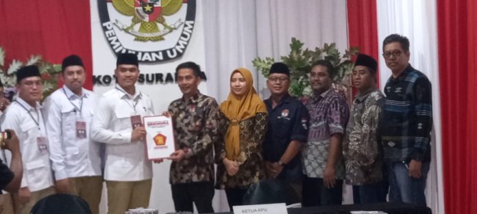 Long march Diiringi Marching band, Gerindra Surabaya Daftar 50 Bacaleg ke KPU
