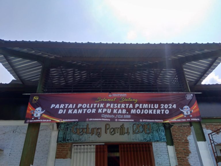 Hingga hari ketiga, pendaftaran bacaleg masih sepi. Foto : Fio Atmaja