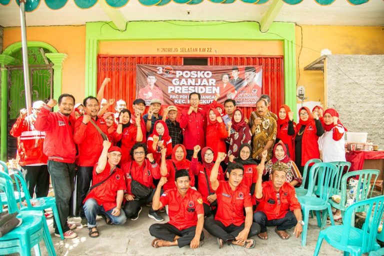 Dirikan Posko Gotong Royong di Gununganyar, Reksa Ningsih: Kader Banteng All Out Menangkan “Ganjar Presiden” dan PDI Perjuangan