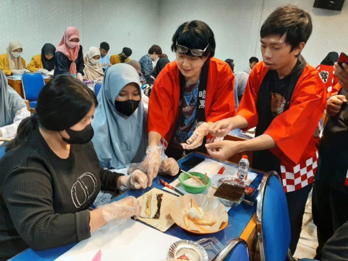 Program Studi Sastra Jepang Unitomo Perkenalkan Budaya Jepang lewat Makanan Khasnya 