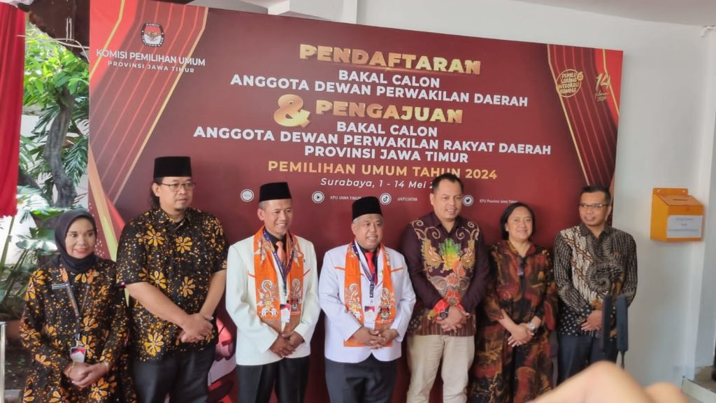 Pengurus DPW PKS Jatim dan 120 caleg diantar rombongan milenial, emak-emak dan komunitas ojek online.