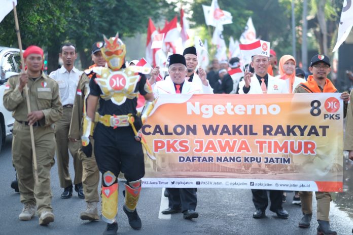 Pengurus DPW PKS Jatim dan 120 caleg diantar rombongan milenial, emak-emak dan komunitas ojek online.