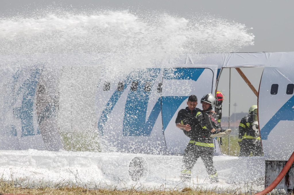 Surabaya - Sudah banyak yang tahu, sejak 2021 usaha sarang walet Kertajaya sudah menjadi polemik warga perumahan Kertajaya indah blok F.

Mulai hearing di Komisi A DPRD Surabaya dan diakhiri rekomendasi penutupan. Kemudian pindah di Komisi C dan masih direkomendasikan ditutup. Hingga Proses pengadilan sampai peninjauan kembali (PK) dan MA juga memutuskan mencabut IMB usaha tersebut. 

Namun anehnya, usaha tersebut tetap berdiri megah seolah ada pembiaran dari Pemkot Surabaya. Saat kembali diadakan Rapat bersama Dewan dan disorot Media-pun, Pemkot seolah saling lempar tanggung jawab dan akhirnya tidak bertindak apa-apa. Pertanyaannya, apakah pemkot berani mengindahkah perintah pengadilan? atau apakah Pemkot sudah tidak menganggap rekomendasi dari DPRD? Yang patut diduga, sudah masuk anginkah Pemkot Surabaya?

Siang tadi, Selasa 16 Mei 2023, Komisi C kembali menggelar Rapat Dengar Pendapat terkait polemik itu. Baktiono, ketua komisi C terlihat geram melihat kinerja jajaran Pemkot Surabaya yang dianggap tidak sesuai ekspektasi.

Disitu, Pengacara Bing Haryanto selaku pemilik usaha pencucian sarang walet kertajaya bersikukuh bahwa pihaknya menunggu pengajuan PK-nya kembali, barulah ada eksekusi untuk usahanya.

"Sebenarnya sudah tidak ada kegiatan usaha seperti bukti foto-foto yang ditunjukkan, tapi karyawan hanya mengambil barang-barangnya," ucap Samuel kuasa hukum Bing Haryanto.

Disisi lain, Kuasa hukum Agus Hartono, Abu Abdul Hadi memastikan, pasca penyegelan, rumah usaha walet milik Bing Haryanto masih beroperasi, sesuai dengan foto dan video yang ada.

"Sehingga kami minta kepada Dewan ini (pelanggaran, red) agar segera dituntaskan," ucap Abu mewakili kliennya.

Menurutnya, Pemerintah kota hanya sekedar melakukan penyegelan rumah, tapi usaha yang masih berjalan tetap dibiarkan.

"Kalau sudah disegel ya harusnya kegiatan usaha di stop," ucapnya dengan nada kecewa.

Tak berbeda, Pakar hukum Dr. Mahir Amin juga menegaskan bahwa pasca putusan PK, Pemerintah kota wajib melakukan eksekusi. "Sepengetahuan saya, tidak ada PK 2 kali, jadi Pemkot harus melaksanakannya terlebih dahulu," terang Mahir Amin pakar dari UIN Sunan Ampel Fakultas Syariah dan Hukum ini.

"Yang mengawal putusan pejabat Pemerintah kota adalah Satpol PP. Jadi kalau tidak ada tindakan konkrit di lapangan, maka Satpol PP bisa melakukan penertiban," ungkapnya.

Berbeda lagi, disisi Pemerintah kota bersikukuh bahwa IMB rumah tinggal di lokasi yang sama masih berlaku. 

"Setelah keputusan MA untuk mencabut IMB rumah usaha telah ditindaklanjuti oleh DPRKPP deanga pencabutan izin rumah usaha. Maka Izin rumah tinggal yang pernah ada masih berlaku / IMB yang lama masih berlaku karena tidak ada pencabutan terhadap IMB rumah tinggal," ucap Arif mewakili Bagian Hukum dan Kerjasama Pemkot Surabaya.

Sementara itu, Baktiono ketua komisi C tetap mendesak agar usaha tersebut di stop karena sudah ada Putusan pengadilan menarik ijin usahanya, serta penyegelan oleh Satpol PP.  

"PK hanya sekali, Undang-undang nomor 48 tahun 2009," ucapnya.

"Jadi bantuan penertiban (Bantib) agar dilakukan secara menyeluruh di lokasi rumah usaha yang sudah dicabut oleh DPRKPP sesuai IMB rumah usaha yang diterbitkan oleh Pemerintah Kota Surabaya. ," kata Baktiono, geram.

Maka pada kesempatan itu, sekali lagi Komisi C DPRD Surabaya mengeluarkan resume :

1. Bagian Hukum dan Kerjasama yang diwakili Arif berpendapat bahwa setelah keputusan MA untuk mencabut IMB rumah usaha telah ditindaklanjuti oleh DPRKPP Izin rumah usaha dicabut. Maka Izin rumah tinggal yang pernah ada masih berlaku / IMB yang lama masih berlaku karena tidak ada pencabutan terhadap IMB rumah tinggal. 

2. Bantuan penertiban agar dilakukan secara menyeluruh di lokasi rumah usaha yang sudah dicabut oleh DPRKPP sesuai IMB rumah usaha yang diterbitkan oleh Pemerintah Kota Surabaya. 

3. Sdr. Bing Hariyanto agar segera menindaklanjuti keputusan Mahkamah Agung dan Pemerintah Kota Surabaya. 

4. Satpol PP Kota Surabaya melakukan pengawasan terhadap keputusan Pemerintah Kota Surabaya. 

5. Sdr. Bing Hariyanto agar menyesuaikan penggunaan bangunan sesuai peruntukan yaitu sebagai tempat tinggal dan tidak boleh digunakan sebagai rumah usaha sebagaimana Perda 7 Tahun 2009 tentang Bangunan jo. Perwali Kota Surabaya Nomor 34 Tahun 2023. (*)