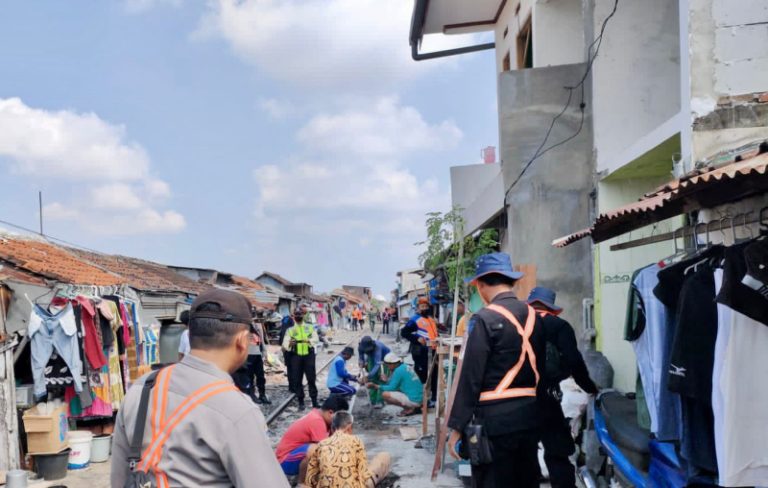 Jaga Keamanan dan Ketertiban Jalur, KAI Daop 8 Surabaya Tegur Masyarakat yang Beraktifitas di Jalur