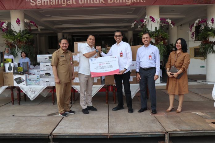 Direktur Utama Bank Jatim Busrul Iman secara simbolis menyerahkan bantuan PC 120 unit kepada Wali Kota Surabaya Eri Cahyadi (29/5/2023).