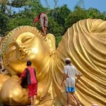 Jelang Waisak patung Buddha terbesar di Indonesia di mandikan.
