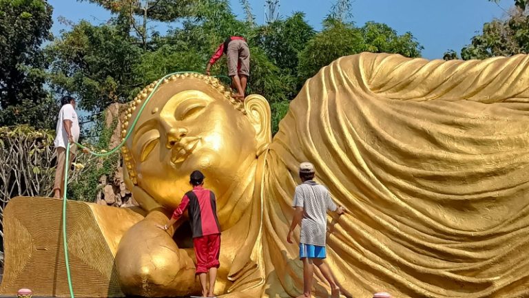 Jelang Waisak patung Buddha terbesar di Indonesia di mandikan.